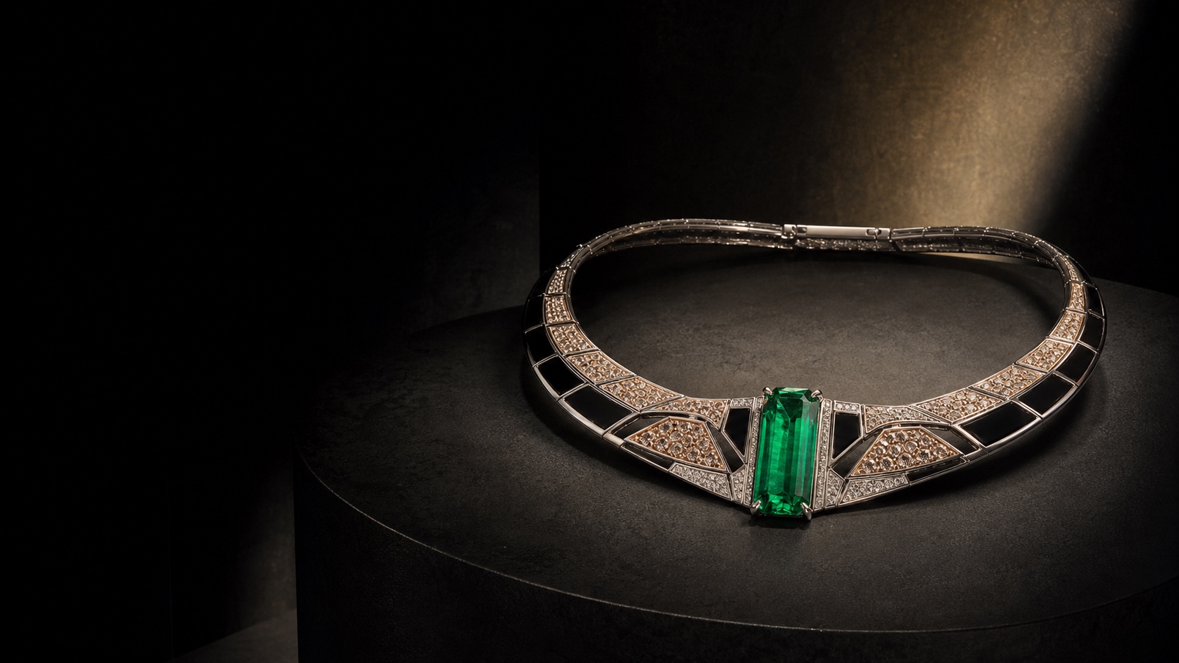 Collier Nocturne mit Smaragd, Onyx und Diamanten